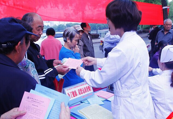 我院开展健康宣教进社区活动